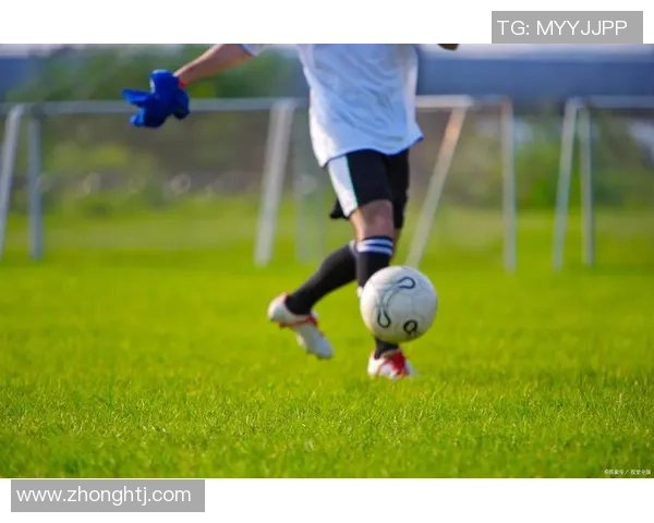 足球球星闭嘴手势引发热议 赛场内外的舆论风暴与文化解读